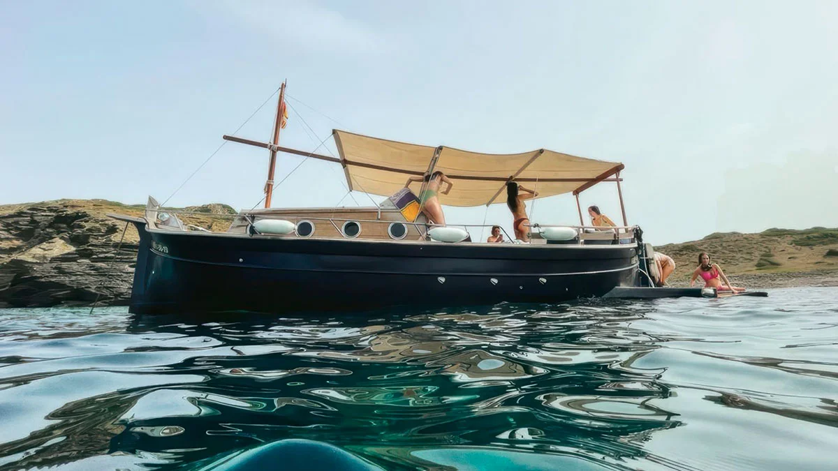 «Navegar paladeando el ir llegando», por Manuel Castaño, director de Menorca en Llaut
